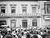 Гроб с телом Троцкого выносят из похоронного бюро. Мехико, 22.08.1940
